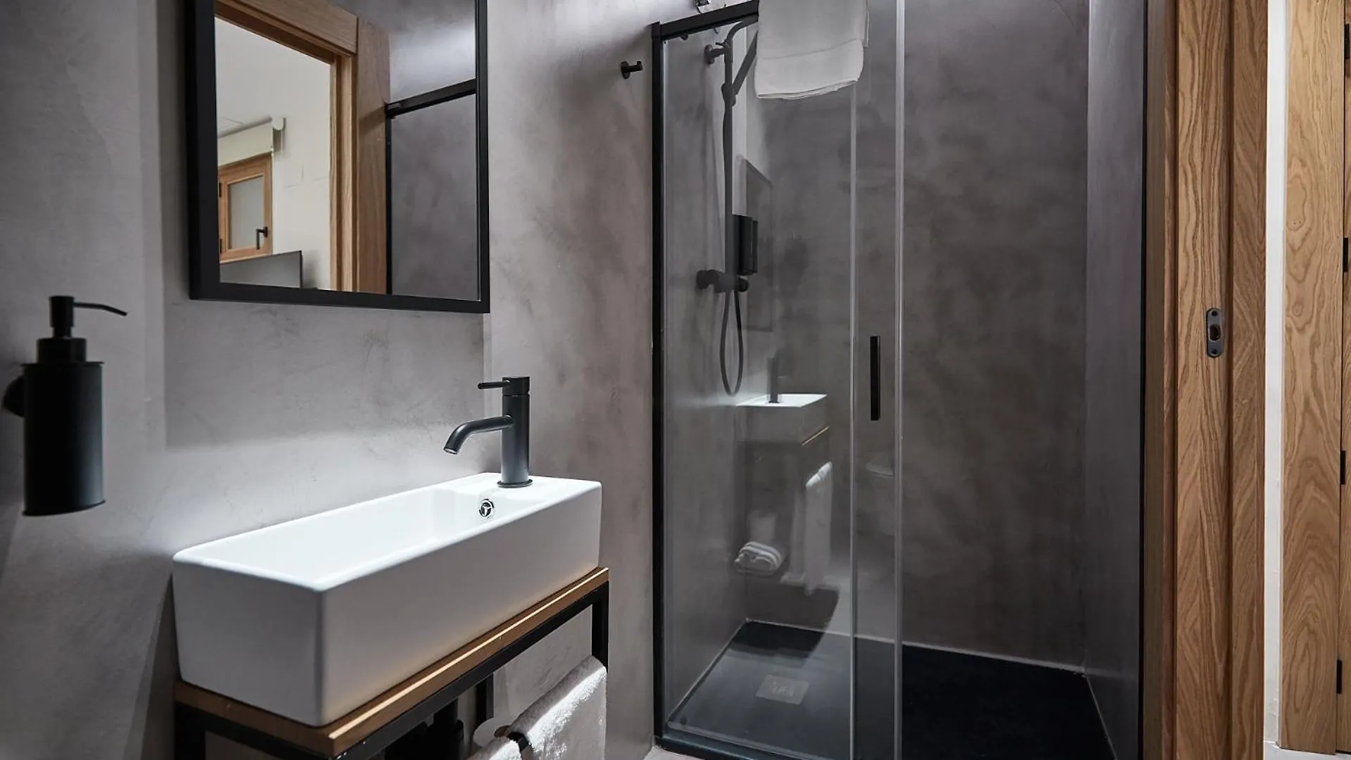 Ella Hostel Ramblas Barcelona Pensjonat